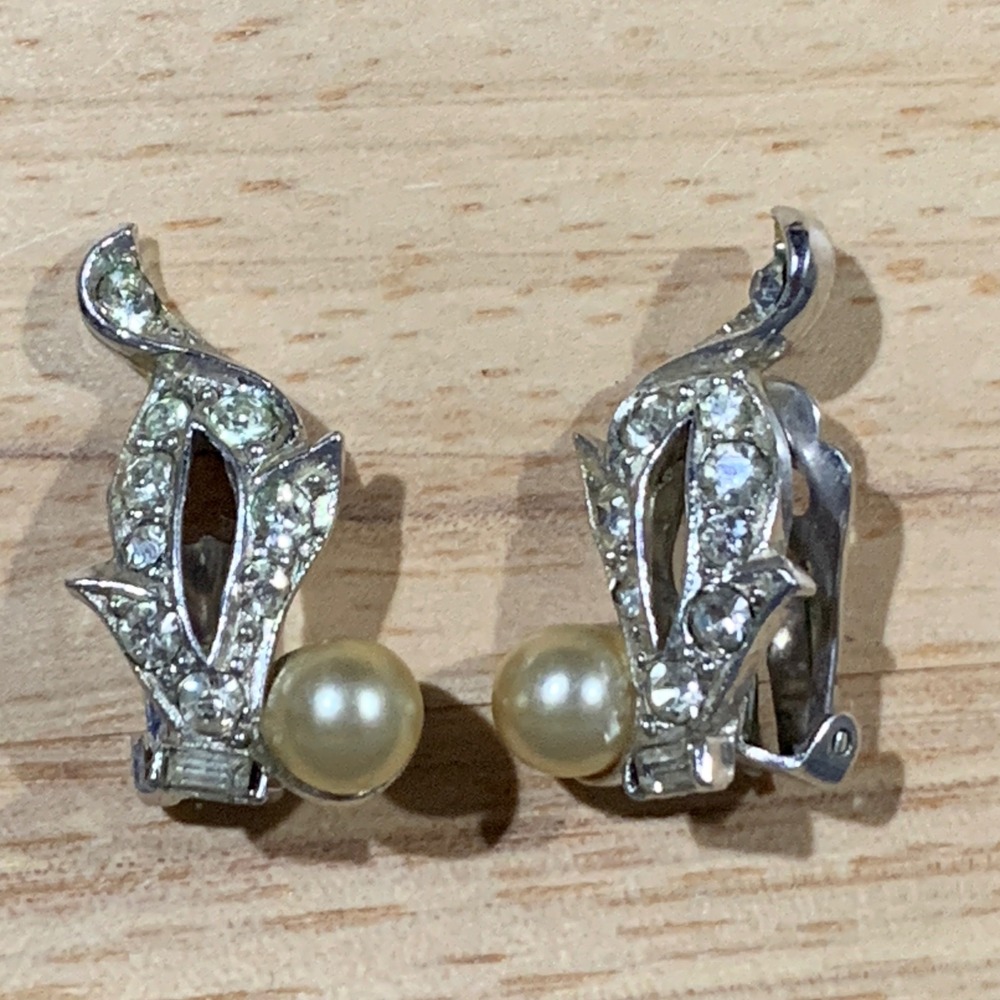 Unbranded Clip-On Earrings Women OS Silver Tone Faux Pearl Rhinestone Leaf Retro
